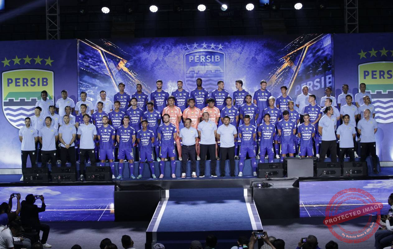Pemain Persib Bandung mengenakan jersei terbaru di Bandung Arena, Jalan Cikutra, saat perkenalan skuad musim 2026/27.