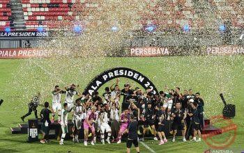 Para pemain Persebaya merayakan kemenangan usai mengalahkan Persib lewat adu penalti di Stadion Kapten I Wayan Dipta, Gianyar.