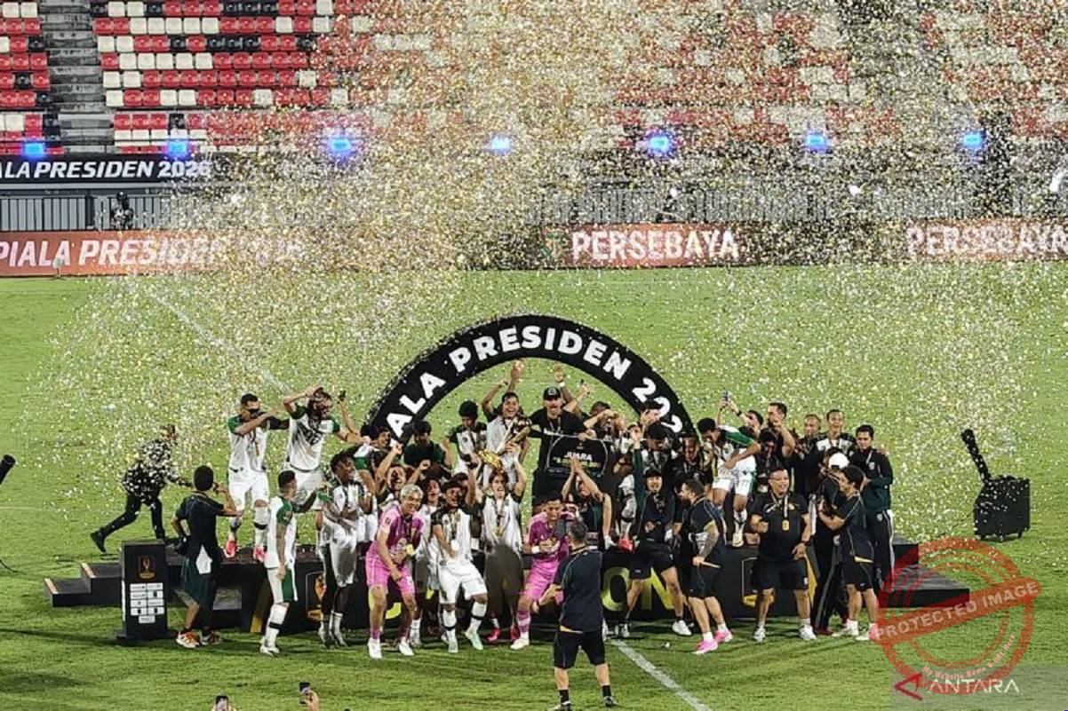 Para pemain Persebaya merayakan kemenangan usai mengalahkan Persib lewat adu penalti di Stadion Kapten I Wayan Dipta, Gianyar.