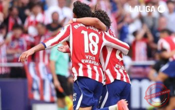 Pemain Atletico Madrid dan Villarreal berebut bola dalam laga LaLiga di Stadion Metropolitano yang berakhir imbang 2-2