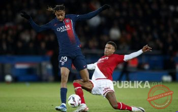 Bradley Barcola berseragam Liverpool setelah pindah dari PSG, pemain berusia 23 tahun dengan tiga musim di Paris dan 13 trofi.