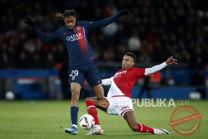 Bradley Barcola berseragam Liverpool setelah pindah dari PSG, pemain berusia 23 tahun dengan tiga musim di Paris dan 13 trofi.