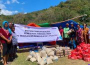 Petugas bersama relawan menyalurkan bantuan logistik dari truk untuk korban gempa NTT
