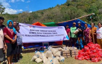 Petugas bersama relawan menyalurkan bantuan logistik dari truk untuk korban gempa NTT