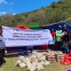 Petugas bersama relawan menyalurkan bantuan logistik dari truk untuk korban gempa NTT