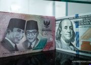 Rupiah Dekati — Uang kertas rupiah dan dolar Amerika Serikat