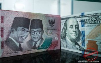 Rupiah Dekati — Uang kertas rupiah dan dolar Amerika Serikat
