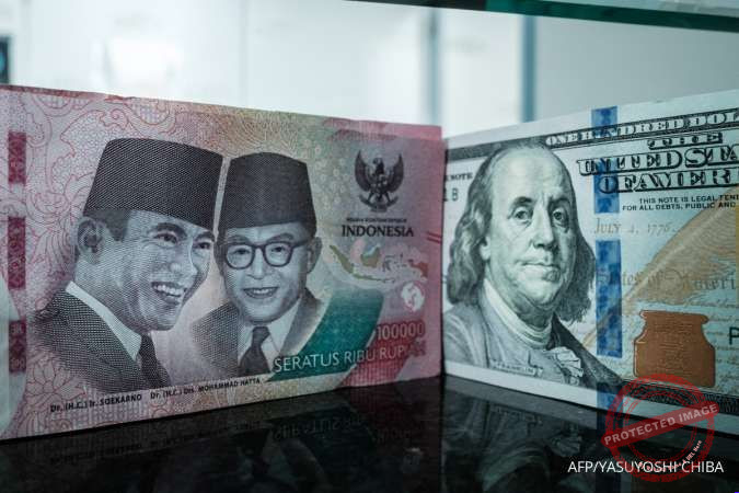 Rupiah Dekati — Uang kertas rupiah dan dolar Amerika Serikat