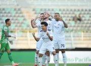 Pemain Persija Jakarta merayakan kemenangan atas Arema FC di Stadion Kapten I Wayan Dipta, Gianyar.