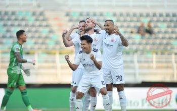 Pemain Persija Jakarta merayakan kemenangan atas Arema FC di Stadion Kapten I Wayan Dipta, Gianyar.