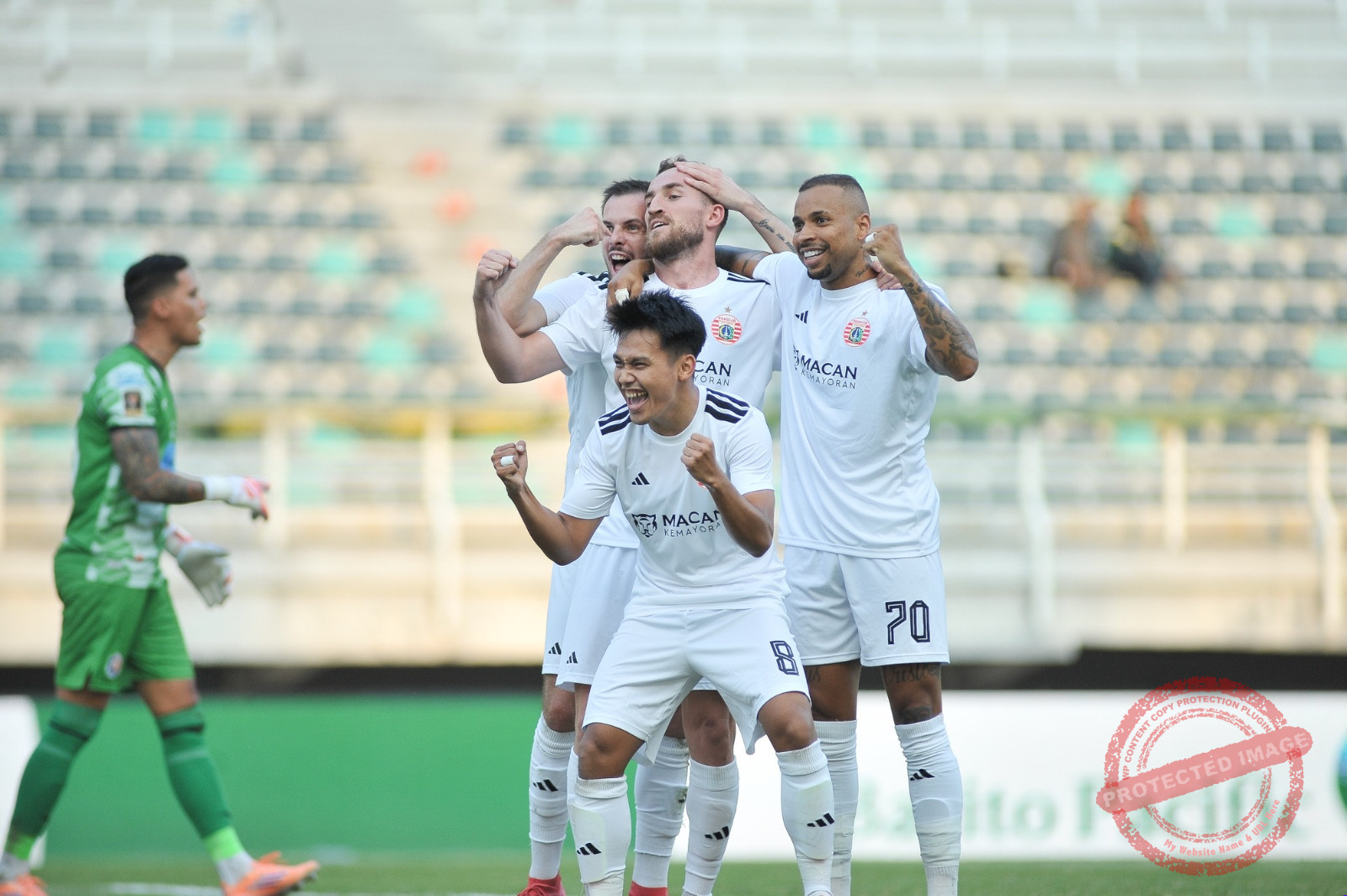 Pemain Persija Jakarta merayakan kemenangan atas Arema FC di Stadion Kapten I Wayan Dipta, Gianyar.