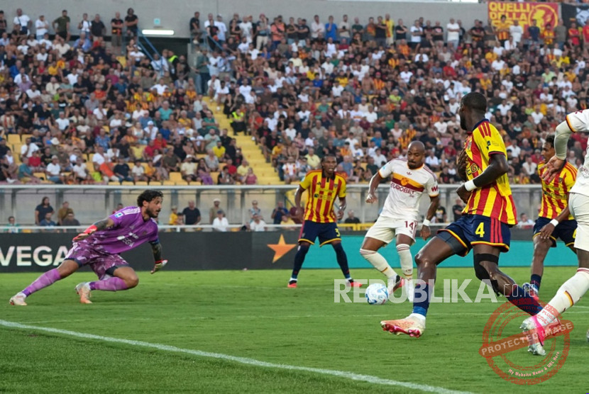 Donyell Malen Mengamuk — Pemain AS Roma Donyell Malen merayakan gol ke gawang Lecce dalam pertandingan Serie A.