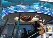 Daftar Saham PER — Papan digital menampilkan pergerakan saham indeks LQ45 di Bursa Efek Indonesia