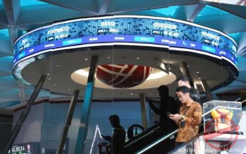 Daftar Saham PER — Papan digital menampilkan pergerakan saham indeks LQ45 di Bursa Efek Indonesia