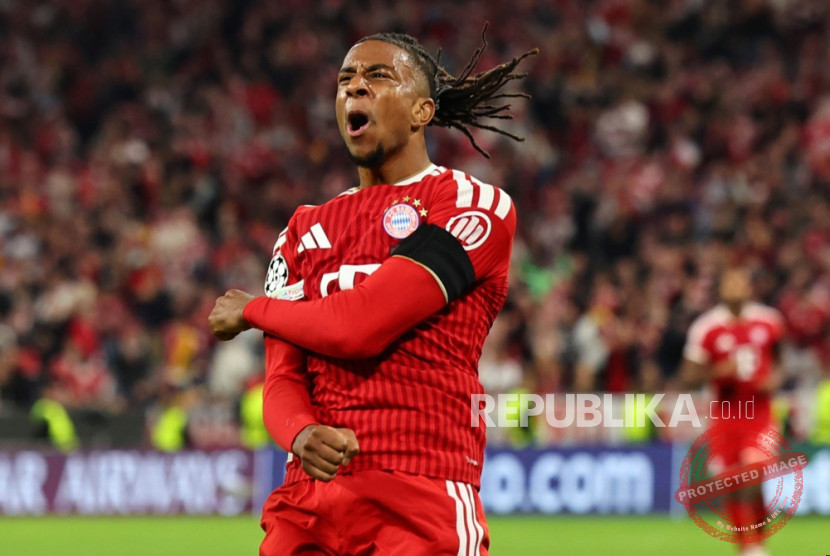 Kompany Puas Bayern — Pelatih Bayern Munchen Vincent Kompany memberi instruksi dari pinggir lapangan di Allianz Arena
