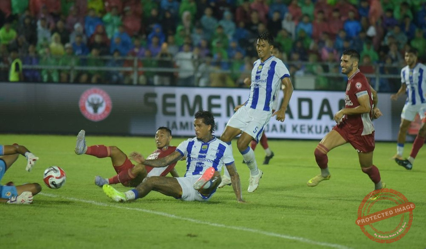 Pemain Persib Bandung meninggalkan lapangan dengan latar stadion