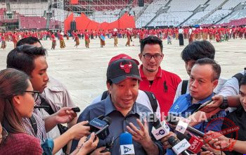 Seniman dan politisi senior Guruh Soekarnoputra yang berpulang pada usia 73 tahun.