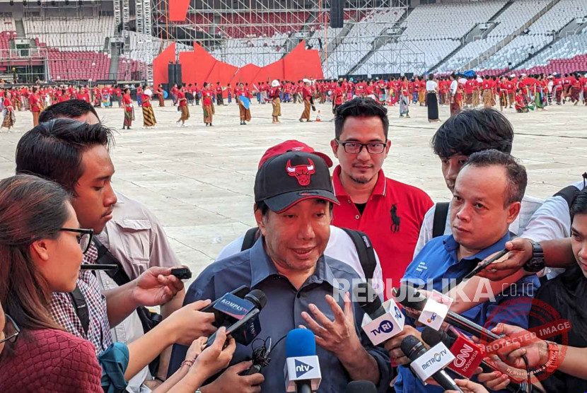 Seniman dan politisi senior Guruh Soekarnoputra yang berpulang pada usia 73 tahun.