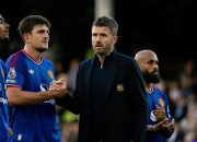 Gary Neville — Pelatih Manchester United Michael Carrick saat mendampingi timnya bertanding melawan Fulham di Craven Cottage.