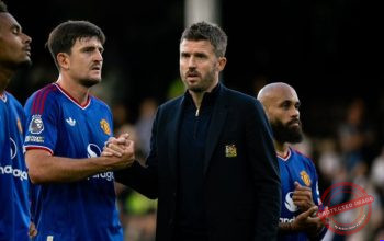 Gary Neville — Pelatih Manchester United Michael Carrick saat mendampingi timnya bertanding melawan Fulham di Craven Cottage.