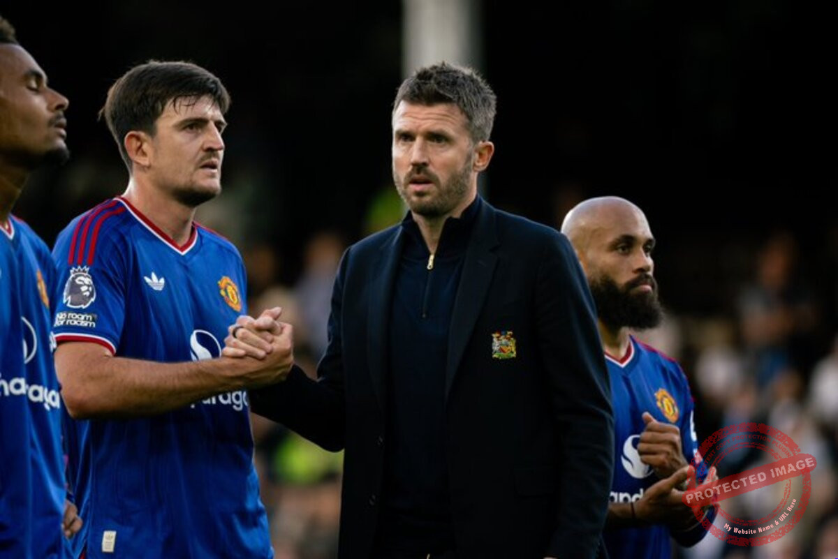 Gary Neville — Pelatih Manchester United Michael Carrick saat mendampingi timnya bertanding melawan Fulham di Craven Cottage.