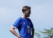 Danijel Loncar Ungkap — Danijel Loncar, pemain bertahan asal Kroasia, tersenyum saat diperkenalkan sebagai pemain baru Persib Bandung.