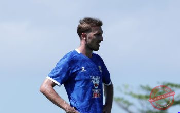 Danijel Loncar Ungkap — Danijel Loncar, pemain bertahan asal Kroasia, tersenyum saat diperkenalkan sebagai pemain baru Persib Bandung.