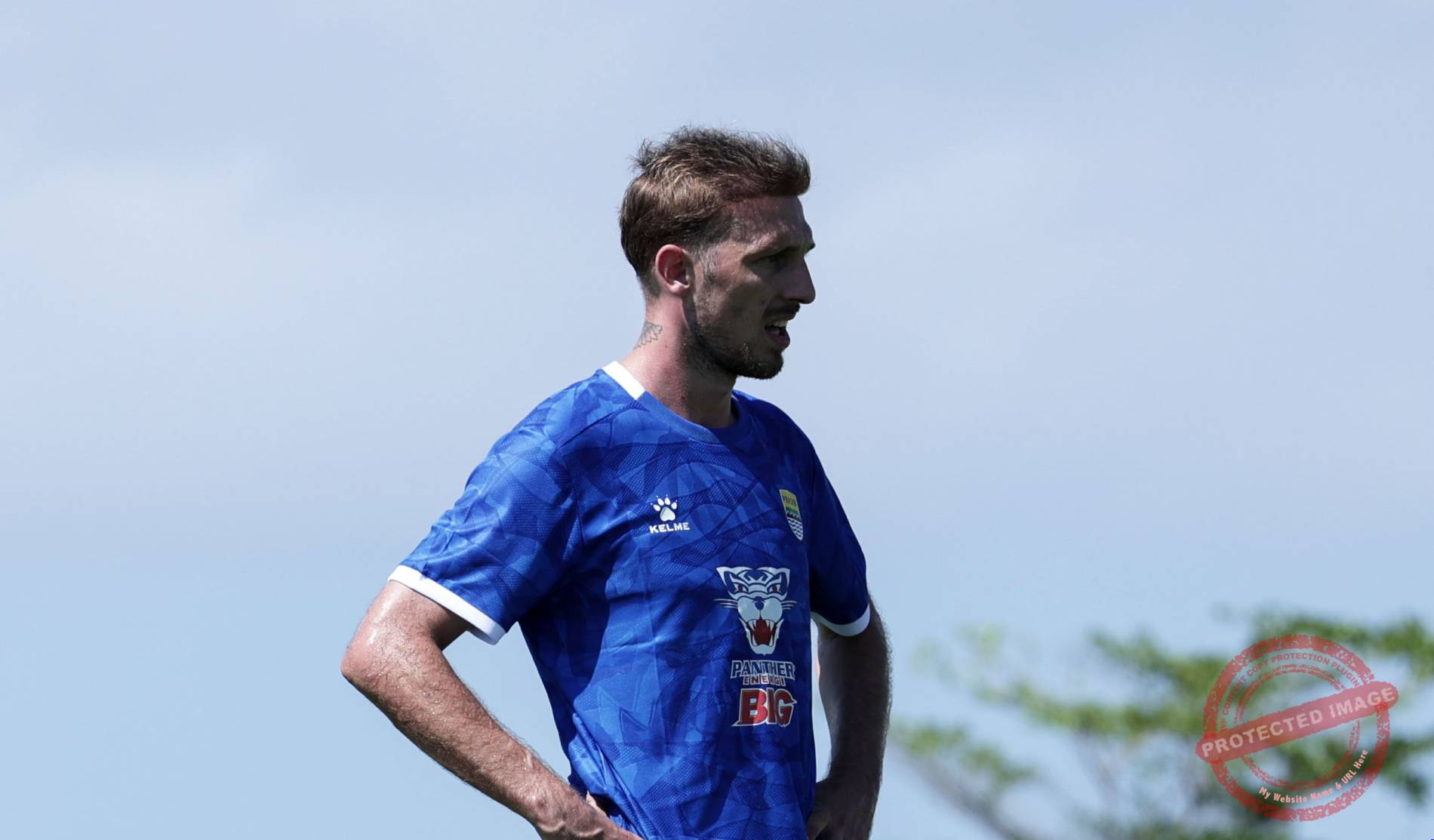 Danijel Loncar Ungkap — Danijel Loncar, pemain bertahan asal Kroasia, tersenyum saat diperkenalkan sebagai pemain baru Persib Bandung.