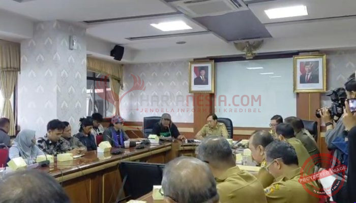 Aliansi Jateng Guyub Kembali Mendatangi Kantor Gubernur, Mereka menagih janji Gubernur Jateng Ahmad Luthfi yang akan menyelesaikan tuntutan mereka dalam satu bulan
