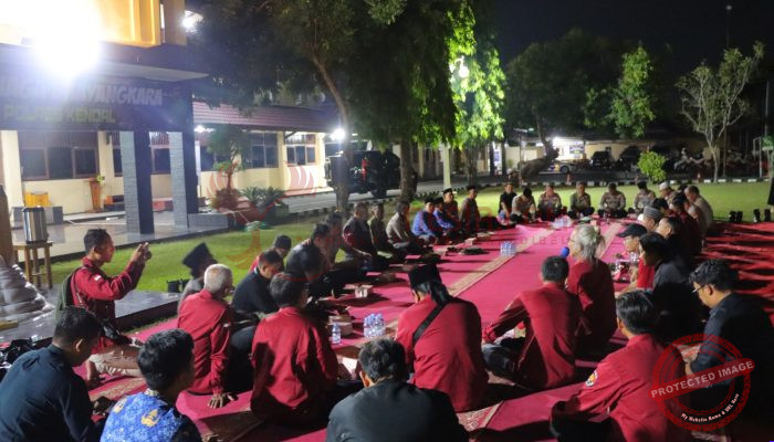 Polres Kendal dan Wartawan Gelar Doa Bersama untuk Jurnalis yang Hilang di Gunung Anak Krakatau