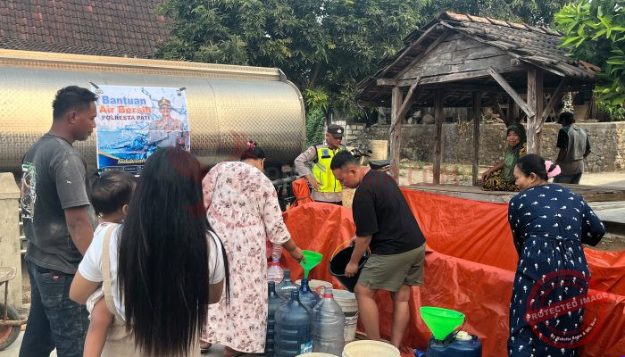 Polresta Pati Salurkan 8.000 Liter Air Bersih untuk Warga Sitimulyo Akibat Kemarau Panjang