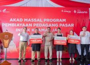 Wakil Gubernur DKI Jakarta Rano Karno menyaksikan akad kredit massal Bank Jakarta bersama 100 pedagang Pasar Induk Kramat Jati