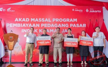 Wakil Gubernur DKI Jakarta Rano Karno menyaksikan akad kredit massal Bank Jakarta bersama 100 pedagang Pasar Induk Kramat Jati