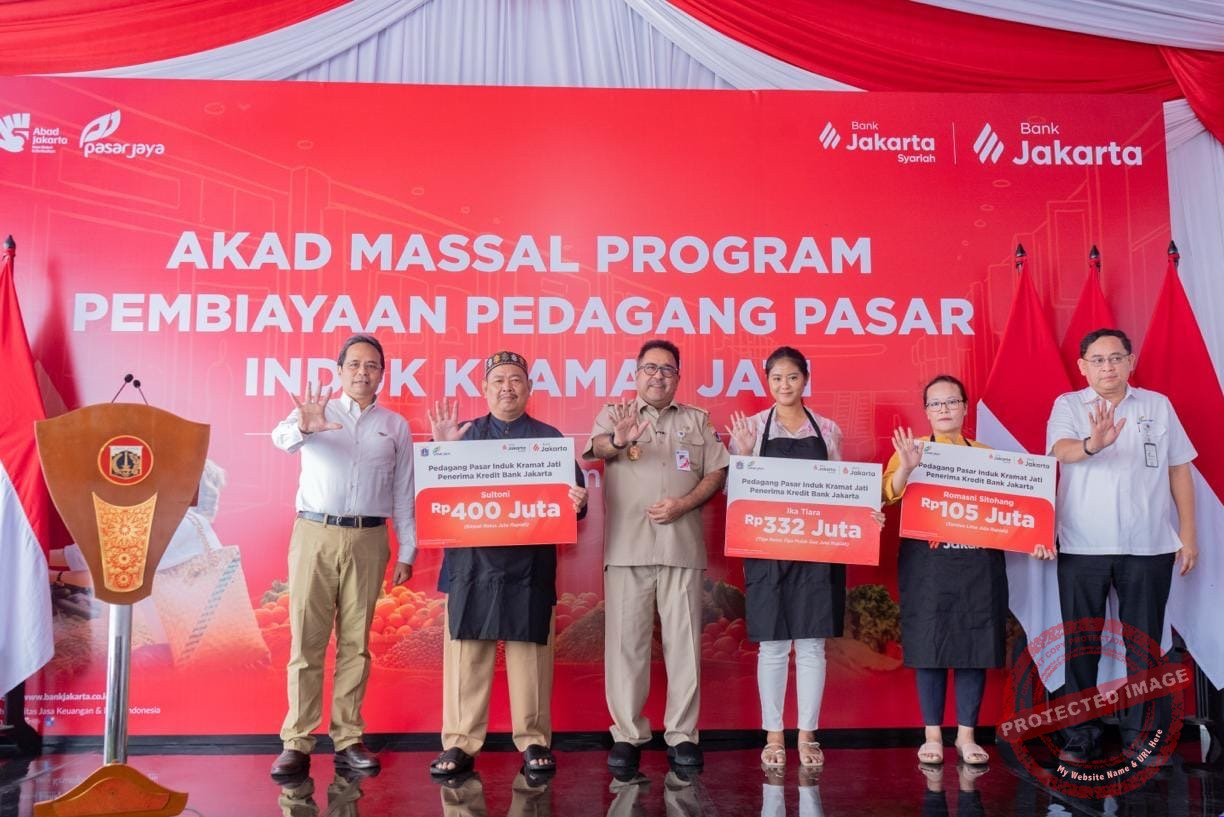 Wakil Gubernur DKI Jakarta Rano Karno menyaksikan akad kredit massal Bank Jakarta bersama 100 pedagang Pasar Induk Kramat Jati