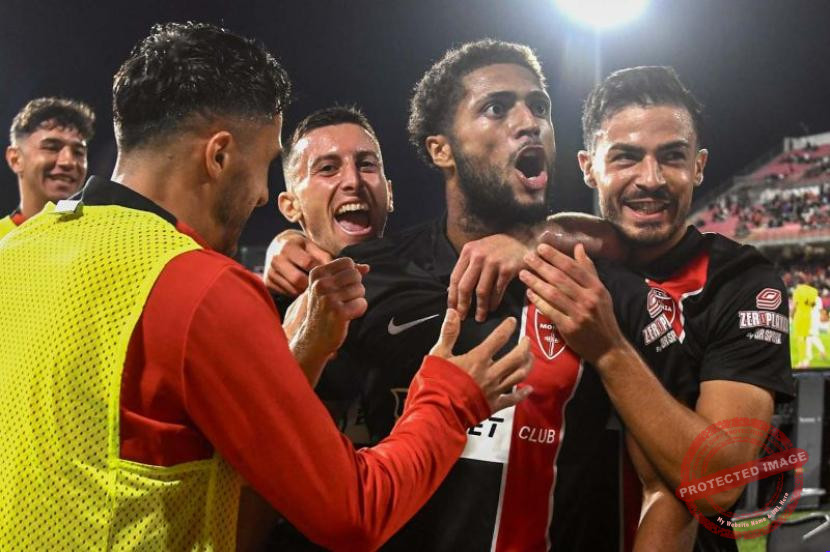 Hasil Monza — Penyerang Monza Gustavo Varela bertanding melawan Sassuolo di Stadion Brianteo dalam lanjutan Liga Italia.