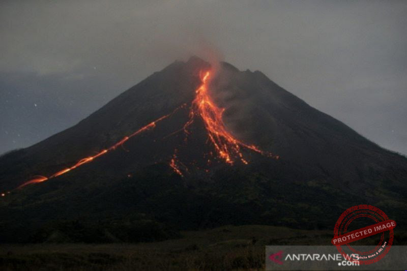 Aktivitas vulkanis Gunung Merapi dengan guguran lava saat berada pada status Siaga Level III.