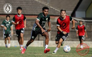 Pelatih kepala PSS Sleman Pieter Huistra dalam kompetisi BRI Super League.