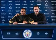 Pemain sayap Brasil Allan Elias mengenakan seragam Manchester City di Etihad Stadium