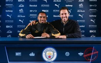 Pemain sayap Brasil Allan Elias mengenakan seragam Manchester City di Etihad Stadium