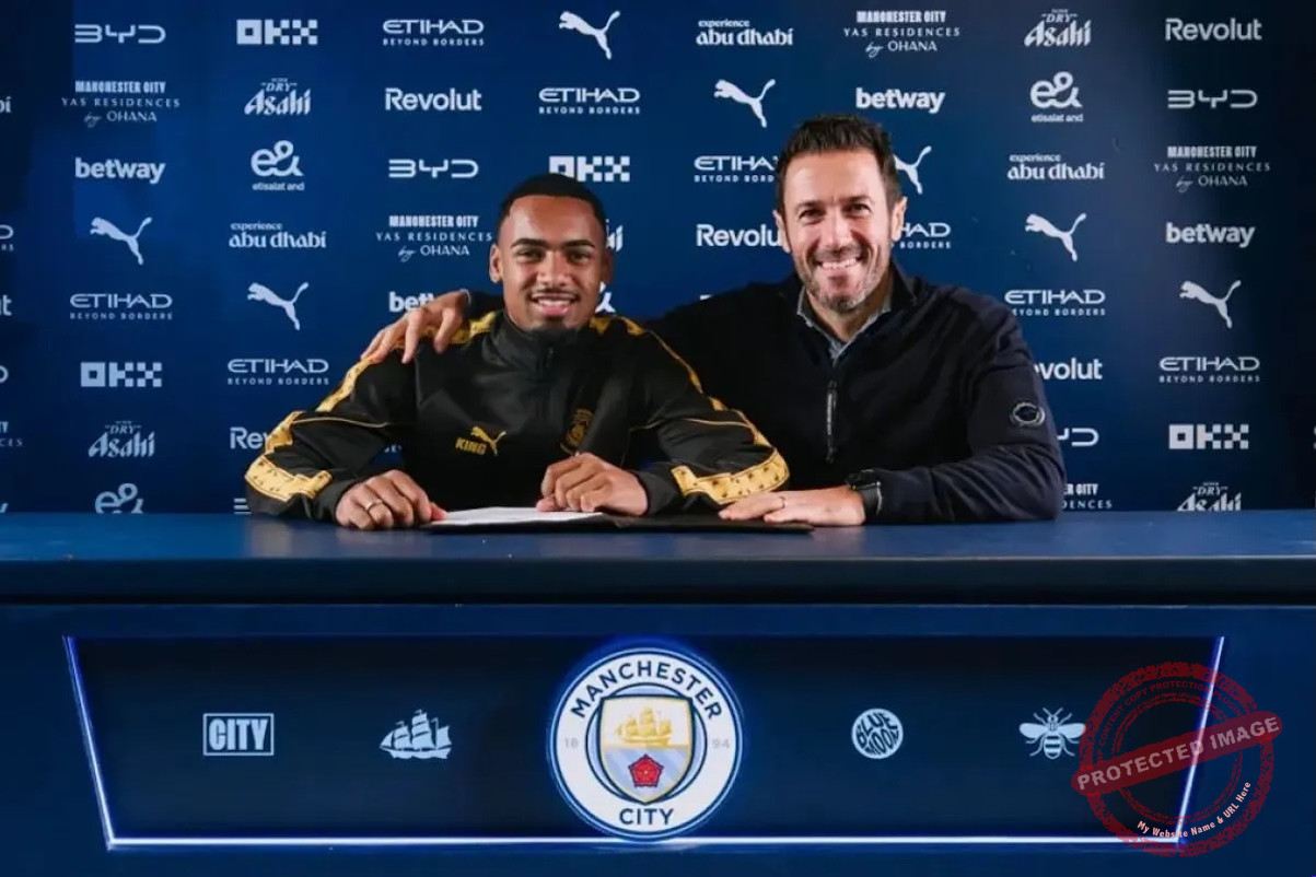 Pemain sayap Brasil Allan Elias mengenakan seragam Manchester City di Etihad Stadium