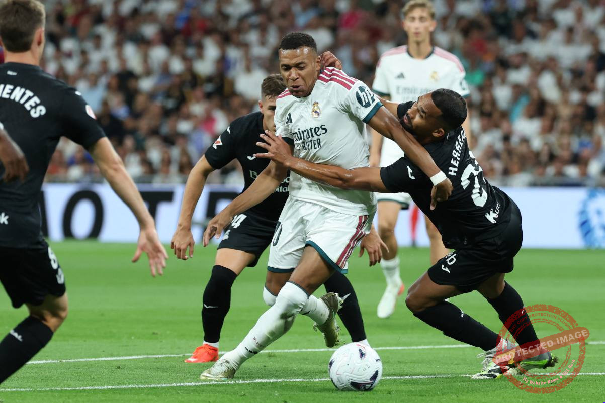 Kylian Mbappe merayakan gol hat-trick melawan Real Sociedad di Santiago Bernabeu.