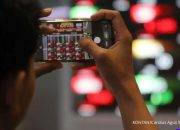IHSG Anjlok — Pergerakan grafik Indeks Harga Saham Gabungan (IHSG) yang melemah di Bursa Efek Indonesia.