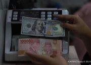Prediksi Rupiah Pekan Depan: Dibayangi Sentimen Eksternal dan Internal — Ilustrasi pergerakan nilai tukar rupiah terhadap dolar AS dengan grafik dan uang kertas