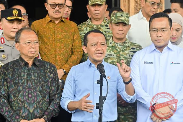 Harga minyak mentah Indonesia capai US$91-92 per barel — Menteri Bahlil Lahadalia menyampaikan rata-rata harga minyak mentah Indonesia US$91-92 per barel dalam konferensi pers di Jakarta.