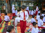 Hasil PISA 2025 Indonesia di Bawah Target dan Pengaruh AI — Ilustrasi siswa Indonesia menggunakan AI untuk belajar, dengan grafik hasil PISA 2025