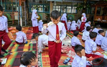 Hasil PISA 2025 Indonesia di Bawah Target dan Pengaruh AI — Ilustrasi siswa Indonesia menggunakan AI untuk belajar, dengan grafik hasil PISA 2025