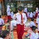 Hasil PISA 2025 Indonesia di Bawah Target dan Pengaruh AI — Ilustrasi siswa Indonesia menggunakan AI untuk belajar, dengan grafik hasil PISA 2025