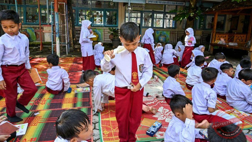Hasil PISA 2025 Indonesia di Bawah Target dan Pengaruh AI — Ilustrasi siswa Indonesia menggunakan AI untuk belajar, dengan grafik hasil PISA 2025