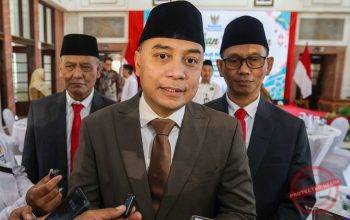 Eri Cahyadi Imbau Orang Tua Dampingi Anak Usai Bocah Down Syndrome Tewas — Wali Kota Surabaya Eri Cahyadi saat memberikan keterangan kepada wartawan