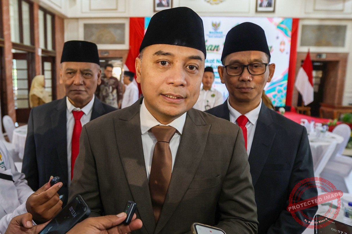 Eri Cahyadi Imbau Orang Tua Dampingi Anak Usai Bocah Down Syndrome Tewas — Wali Kota Surabaya Eri Cahyadi saat memberikan keterangan kepada wartawan